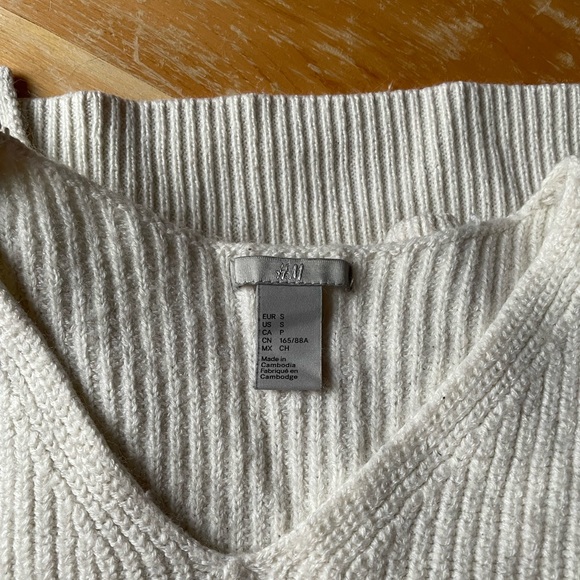 H&M women’s white knit sweater - Picture 4 of 6